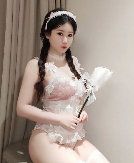 扒开她粉嫩的小缝尿进去H视频_1080超清在线观看